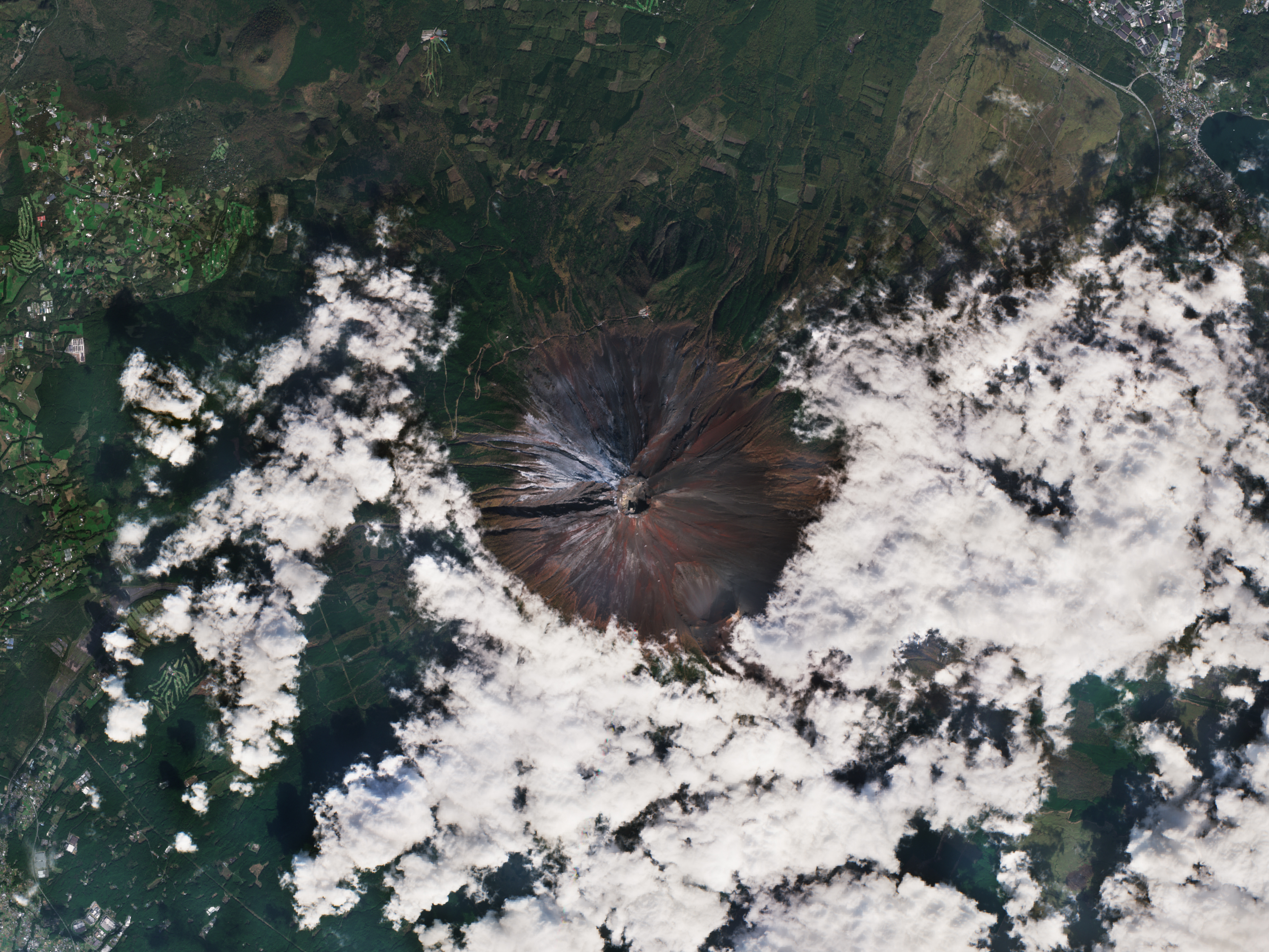 Snow Returns to Mount Fuji 